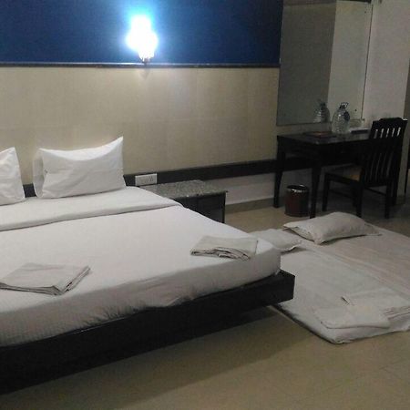 Ocean Waves Sun Baga Hotel ภายนอก รูปภาพ