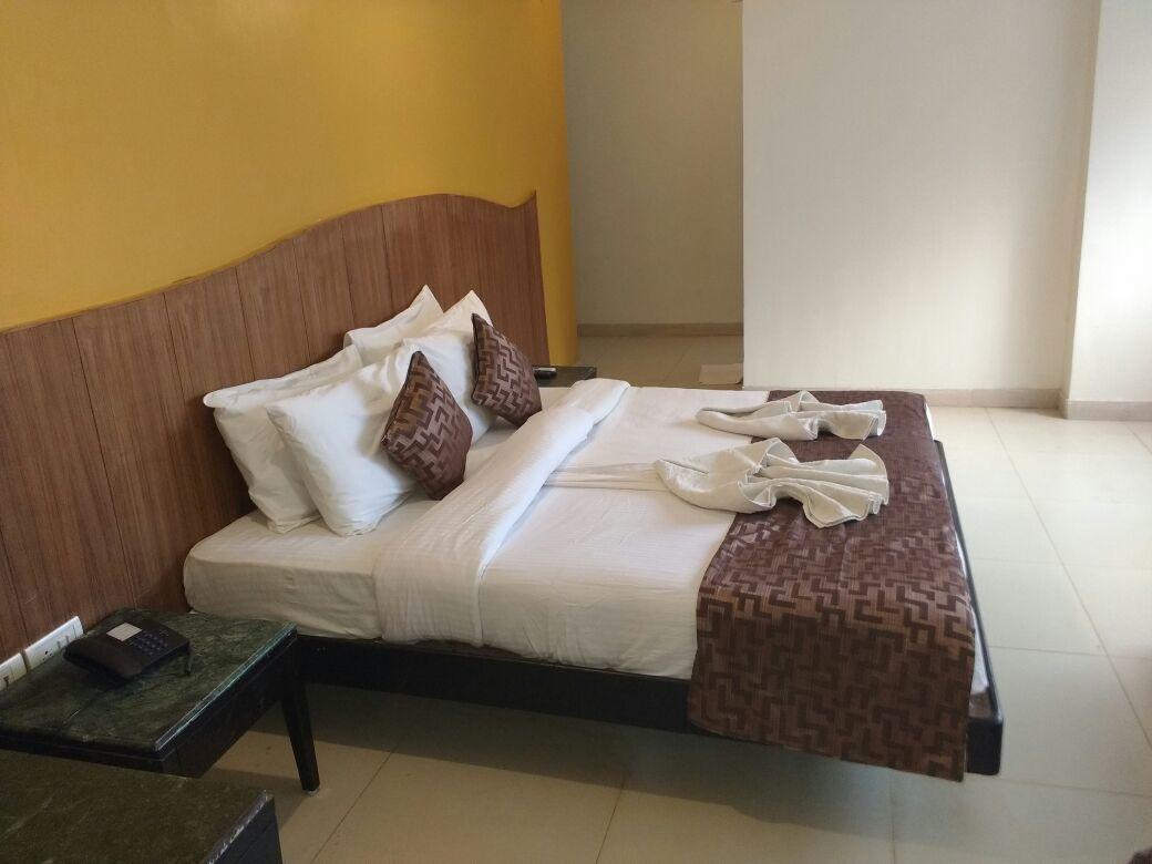 Ocean Waves Sun Baga Hotel ภายนอก รูปภาพ