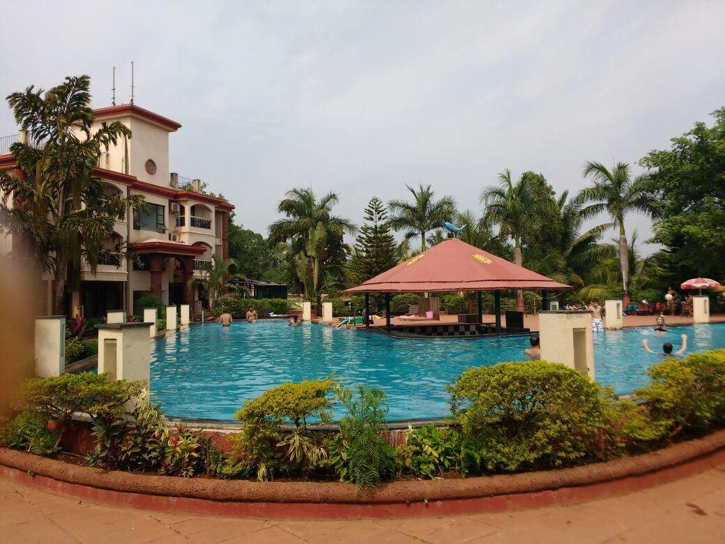 Ocean Waves Sun Baga Hotel ภายนอก รูปภาพ