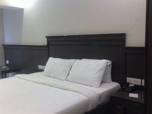 Ocean Waves Sun Baga Hotel ภายนอก รูปภาพ