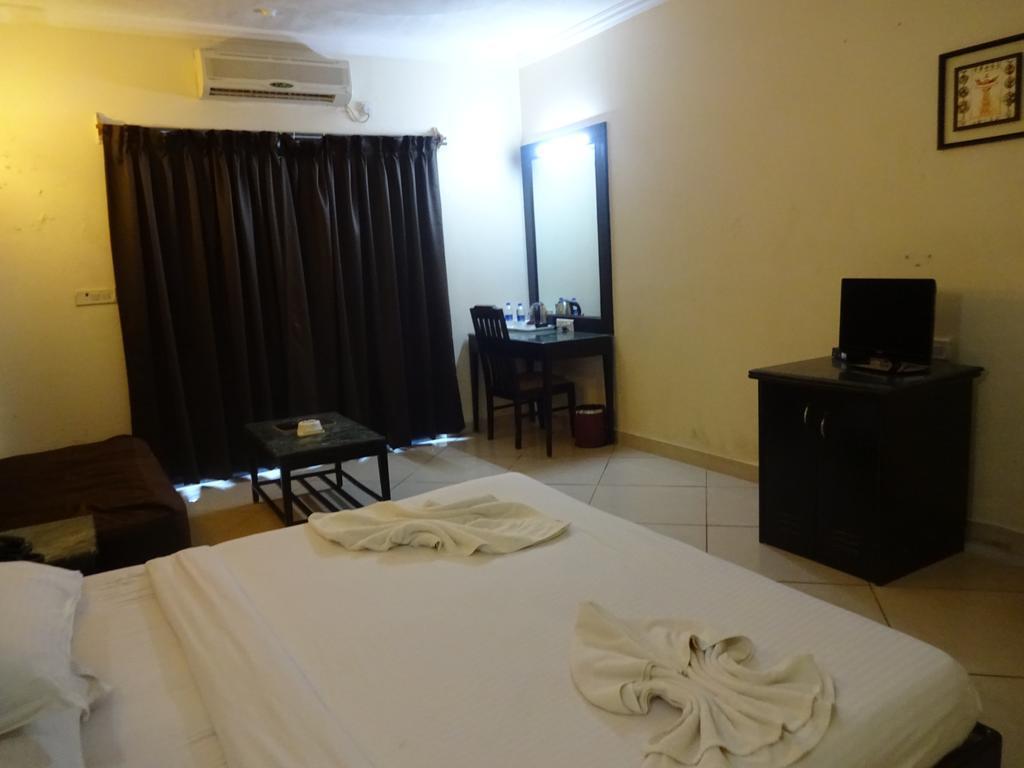 Ocean Waves Sun Baga Hotel ภายนอก รูปภาพ