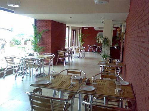 Ocean Waves Sun Baga Hotel ภายนอก รูปภาพ