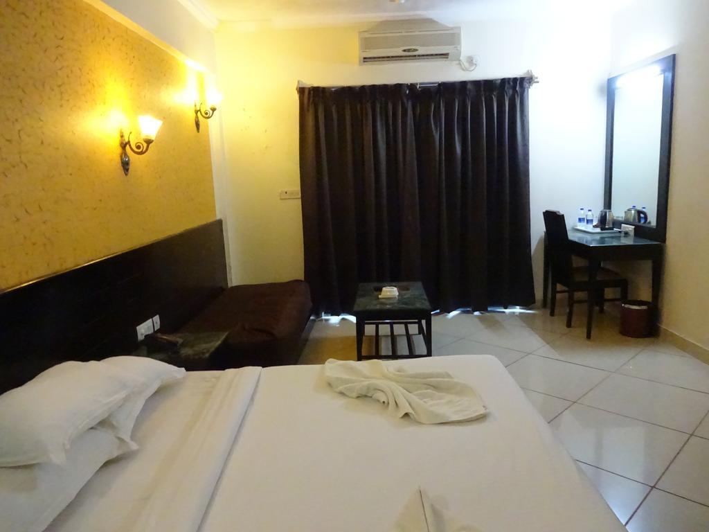 Ocean Waves Sun Baga Hotel ภายนอก รูปภาพ