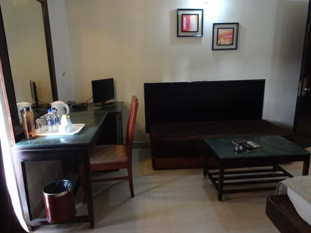 Ocean Waves Sun Baga Hotel ภายนอก รูปภาพ