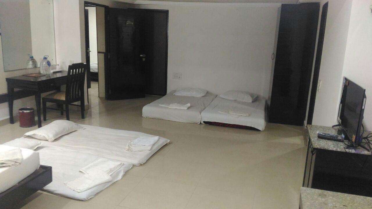 Ocean Waves Sun Baga Hotel ภายนอก รูปภาพ